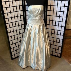 Woman’s Dave and Johnny Prom Dress